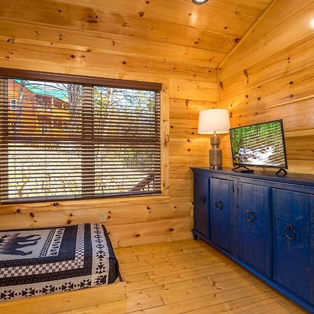 5Bd5B Escape Cabin With 2 Hottubs, Thtr &Game Rm,1Mi To The Parkway! 4Mi To Dollywood - Spring Deal Pigeon Forge Dış mekan fotoğraf