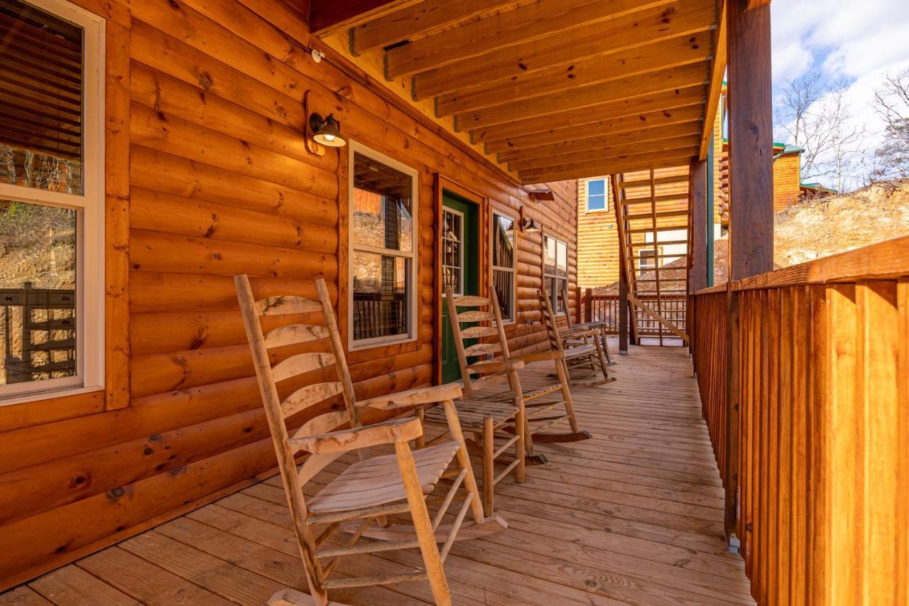 5Bd5B Escape Cabin With 2 Hottubs, Thtr &Game Rm,1Mi To The Parkway! 4Mi To Dollywood - Spring Deal Pigeon Forge Dış mekan fotoğraf