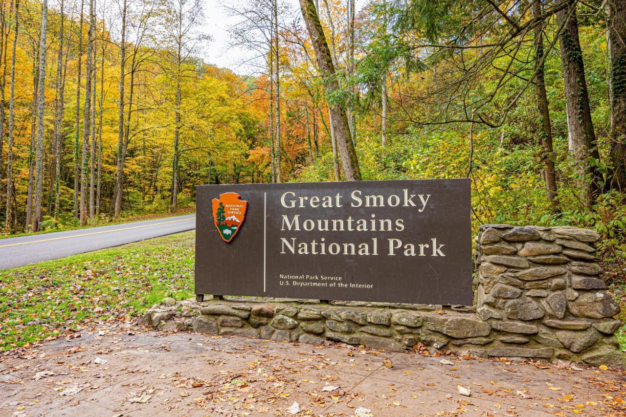 5Bd5B Escape Cabin With 2 Hottubs, Thtr &Game Rm,1Mi To The Parkway! 4Mi To Dollywood - Spring Deal Pigeon Forge Dış mekan fotoğraf